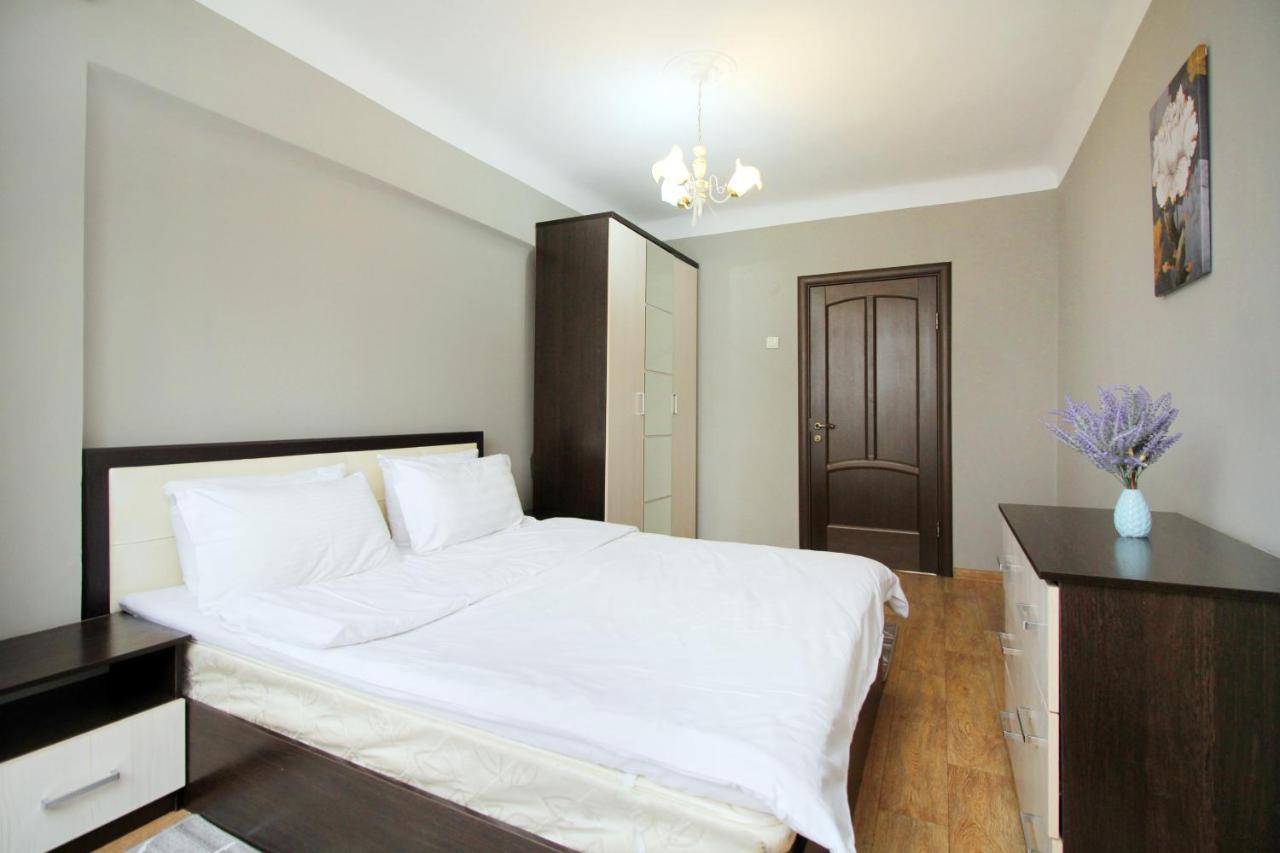 Spacious Central Apartment Almati Kültér fotó